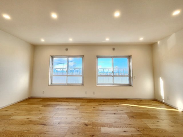 【価格改定】長岡天神ハイツ10棟の居間・リビング|リビングスペースには2つの窓からの採光がございます！