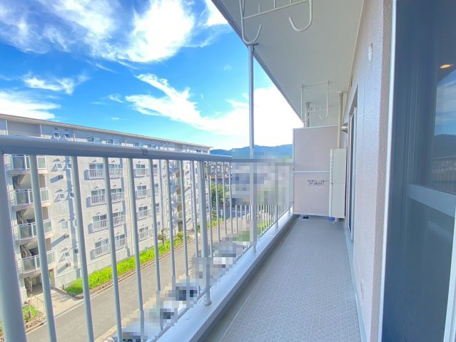 長岡天神ハイツ10棟のバルコニー|南向きバルコニーで日当たり良好！お洗濯物も良く乾きます！