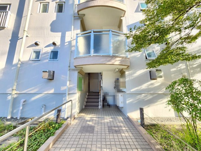 【価格改定】長岡天神ハイツ10棟のエントランス|4階部分入口。
掲示板や宅配ボックスがございます！