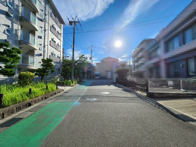 長岡天神ハイツ10棟の周辺|前道も広く、団地内も走行も安心です！