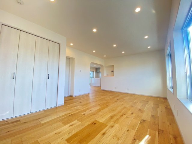 長岡天神ハイツ10棟の居間・リビング|LDK約23帖
リノベーション済みの明るいフローリングが特徴のLDK(^^)/