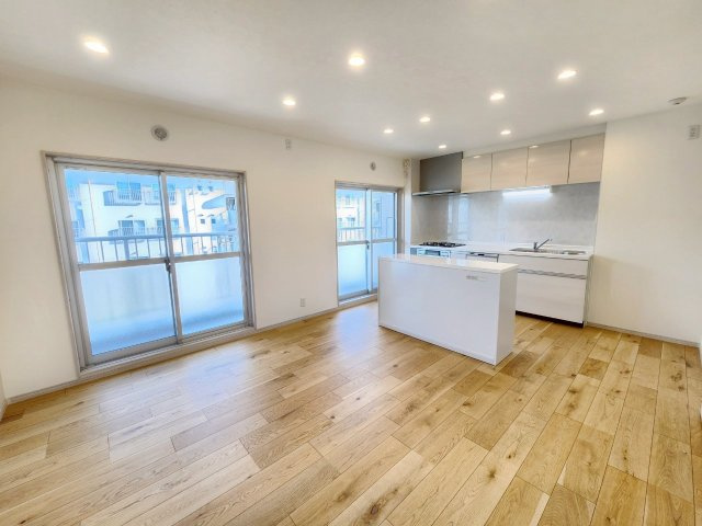 長岡天神ハイツ10棟の居間・リビング|キッチン裏にはカウンターがあり、収納スペースや調理台としてお使いいただけます！