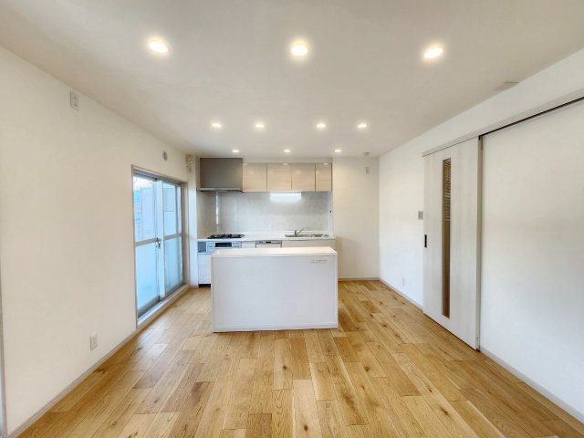 長岡天神ハイツ10棟の居間・リビング|カウンター裏にダイニングフロアがあり、自由にコーディネートできるスペースとなっておりますお！