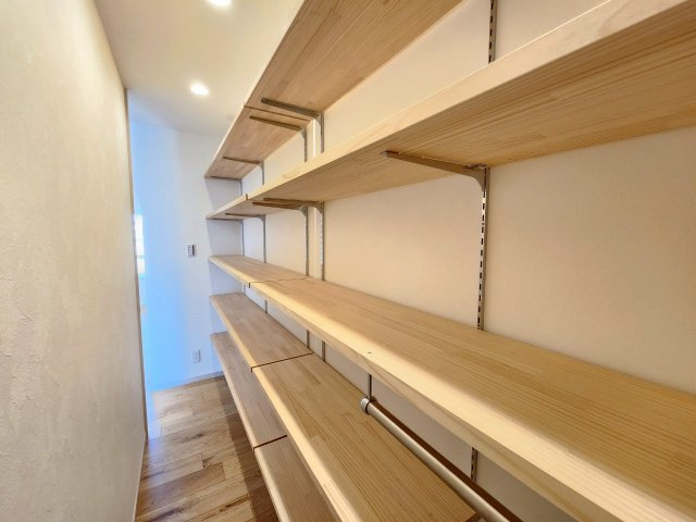 【価格改定】長岡天神ハイツ10棟の収納|LDKにあるWCL。
掃除用具や季節物のお片付け。様々な収納用途としてお使いいただけます！