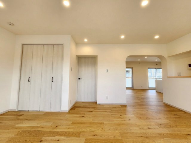 【価格改定】長岡天神ハイツ10棟の居間・リビング|LDK23帖。
リビング側からの様子。洋室への動線、クローゼットもございます(^^)/