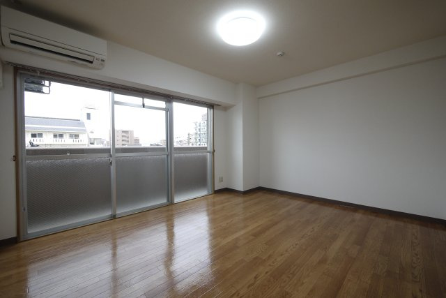 エレガンス京町の居間・リビング