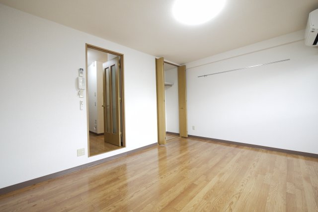 エレガンス京町の洋室