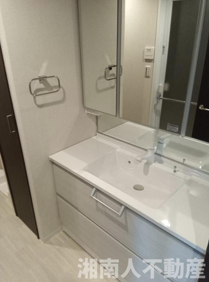 エスタテラ湘南台マウンテンビューの独立洗面台|朝の支度にも助かる、独立の洗髪洗面化粧台