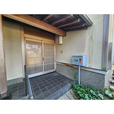 武蔵ヶ丘１丁目貸家のエントランス