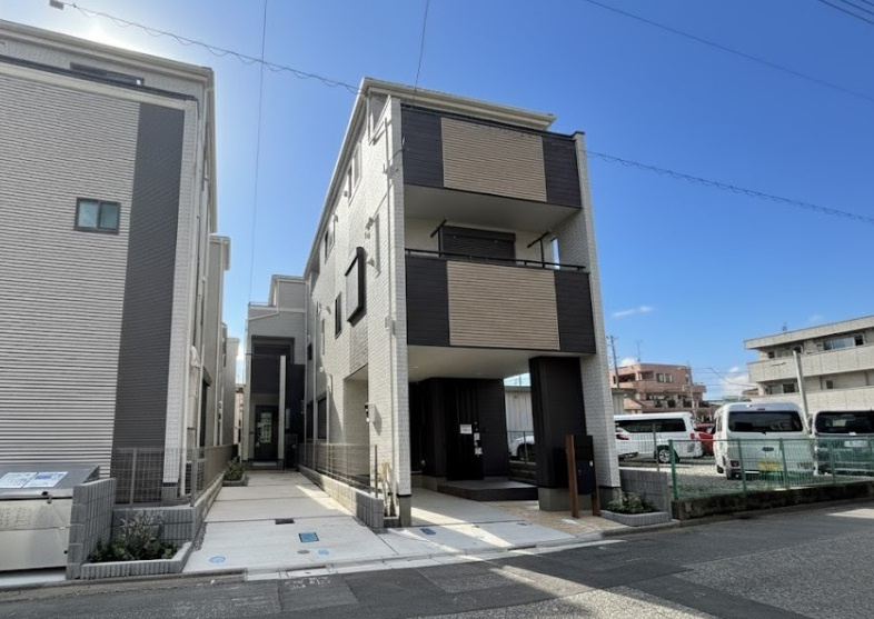 蕨市南町3丁目 全8棟 3号棟の外観パース|三方道路面する伸びやかな敷地に誕生しました
三方公道に面する開放感
南西側6ｍ公道×南東側8ｍ公道×北東側5.9ｍ公道に面する開放感
是非、現地にて陽当たりや周辺環境などご確認ください