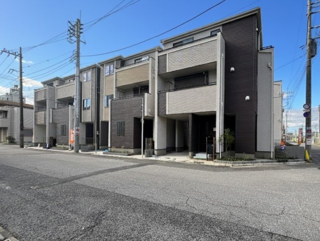 蕨市南町3丁目 全8棟 3号棟の外観パース|三方道路面する伸びやかな敷地に誕生しました
三方公道に面する開放感
南西側6ｍ公道×南東側8ｍ公道×北東側5.9ｍ公道に面する開放感
是非、現地にて陽当たりや周辺環境などご確認ください