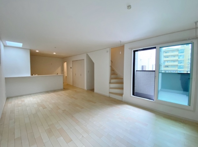 蕨市南町3丁目 全8棟 3号棟の居間・リビング|家の中心でもあるLDKは18.7帖の開放感
多面開口の明るく快適な空間です