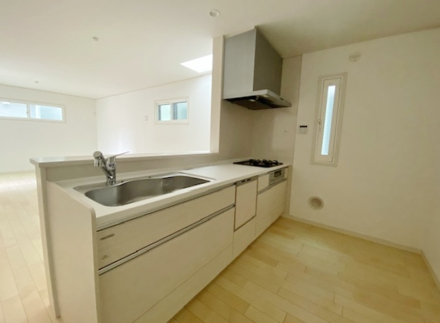 蕨市南町3丁目 全8棟 3号棟のキッチン|人気の対面キッチンはリビングを眺めながらお料理できます
食器洗乾燥機を装備した家事効率の上がるキッチンです