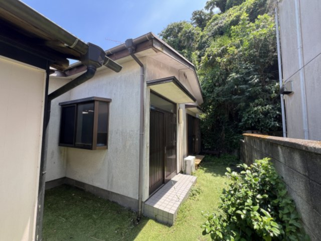 海まで徒歩６分！リフォーム済みの1棟は賃貸としても利用可能な海近物件の外観|②