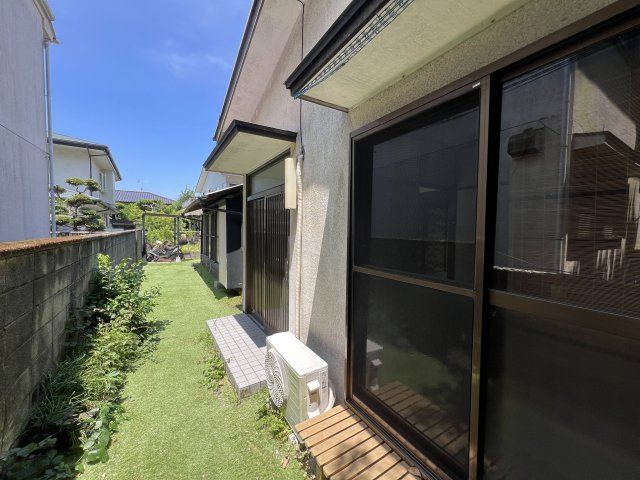 海まで徒歩６分！リフォーム済みの1棟は賃貸としても利用可能な海近物件の外観|②