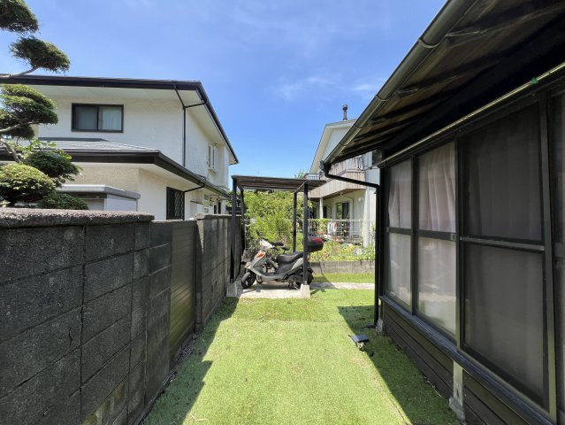 海まで徒歩６分！リフォーム済みの1棟は賃貸としても利用可能な海近物件の庭