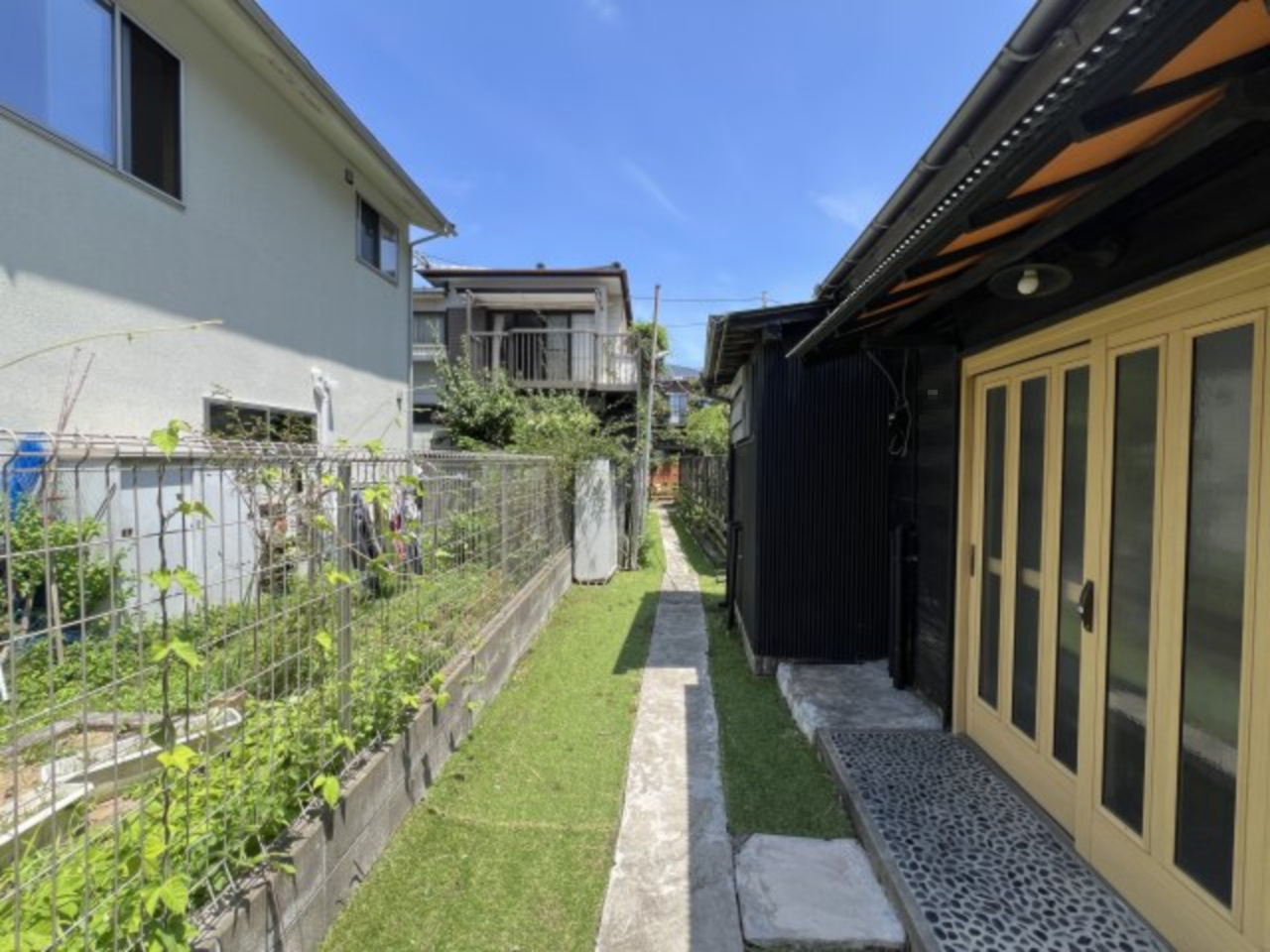 海まで徒歩６分！リフォーム済みの1棟は賃貸としても利用可能な海近物件の玄関