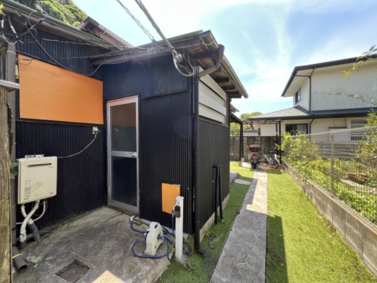 海まで徒歩６分！リフォーム済みの1棟は賃貸としても利用可能な海近物件の外観