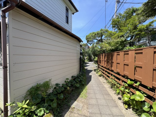 海まで徒歩６分！リフォーム済みの1棟は賃貸としても利用可能な海近物件の前面道路含む現地写真