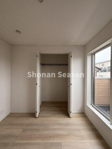 【洋室】 | 広々バルコニーなので、お布団もたくさん干せますね☆