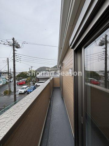 【バルコニー】 | ２階の南側バルコニーには、２部屋から出入りすることができ、家族に気遣うことなく洗濯物を干せます◎　