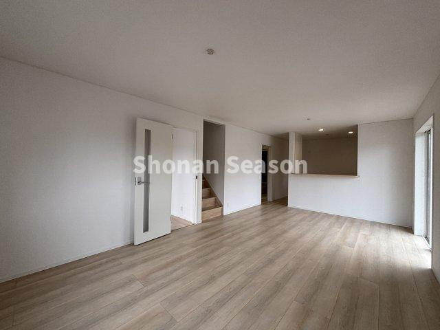 【居間・リビング】 | お料理をするときにリビングを見渡せるので、お子様がいる方も安心です◎