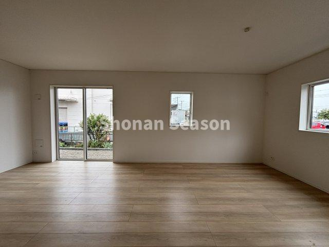 【居間・リビング】 | 南側からの採光をたっぷり取り込めるLDKです◎