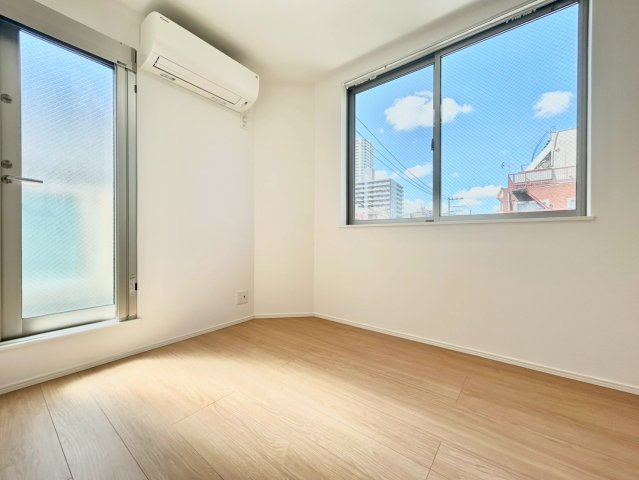 荒川区東日暮里3丁目　中古戸建の洋室|全居室２面採光のため、日差しが差し込む明るいお部屋です！

ご内見希望・資料請求などお気軽にお問い合わせ下さい！
03-5990-5201