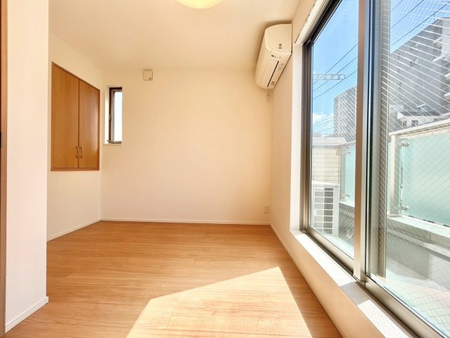 荒川区東日暮里3丁目　中古戸建の洋室|大きな窓からたっぷりと陽光が注がれる明るい居室。一日の疲れを癒し、時を忘れて過ごせる空間です！

ご内見希望・資料請求などお気軽にお問い合わせ下さい！
03-5990-5201