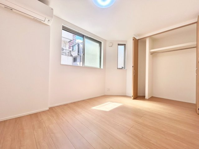 荒川区東日暮里3丁目　中古戸建の洋室|全居室収納付きですので、お部屋を有効的に使うことが出来ます！

ご内見希望・資料請求などお気軽にお問い合わせ下さい！
03-5990-5201