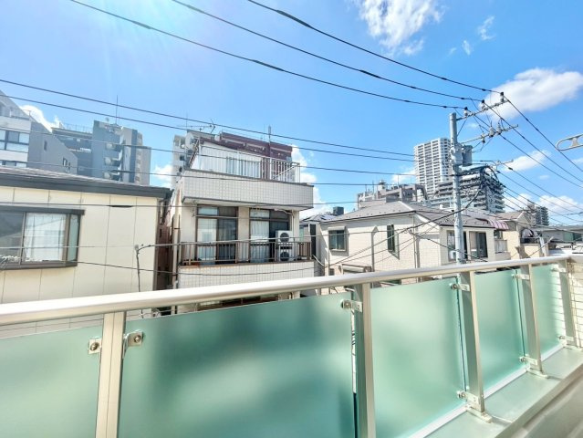 荒川区東日暮里3丁目　中古戸建のバルコニー|朝の澄んだ空気や、夕方の清々しい風を五感で感じられるバルコニー！

ご内見希望・資料請求などお気軽にお問い合わせ下さい！
03-5990-5201