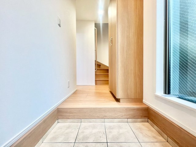 荒川区東日暮里3丁目　中古戸建の玄関|玄関横にはシューズボックスがついているため、片付いた玄関がキープできます！
2025.09.11撮影

ご内見希望・資料請求などお気軽にお問い合わせ下さい！
03-5990-5201