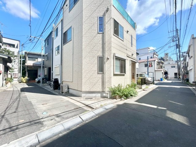 荒川区東日暮里3丁目　中古戸建の前面道路含む現地写真|子育てしやすい住環境！教育施設や商業施設も徒歩圏内に充実。

ご内見希望・資料請求などお気軽にお問い合わせ下さい！
03-5990-5201