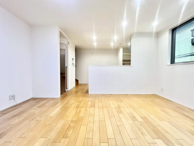 荒川区東日暮里3丁目　中古戸建の居間・リビング|窓を多く設けているので陽当たり・通風良好です！
2025.09.11撮影

ご内見希望・資料請求などお気軽にお問い合わせ下さい！
03-5990-5201