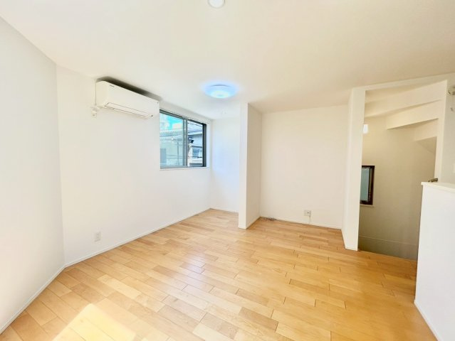 荒川区東日暮里3丁目　中古戸建の居間・リビング|白と木目調を基調にした落ち着きのあるリビング。お部屋のコーディネートも楽しめます！

ご内見希望・資料請求などお気軽にお問い合わせ下さい！
03-5990-5201