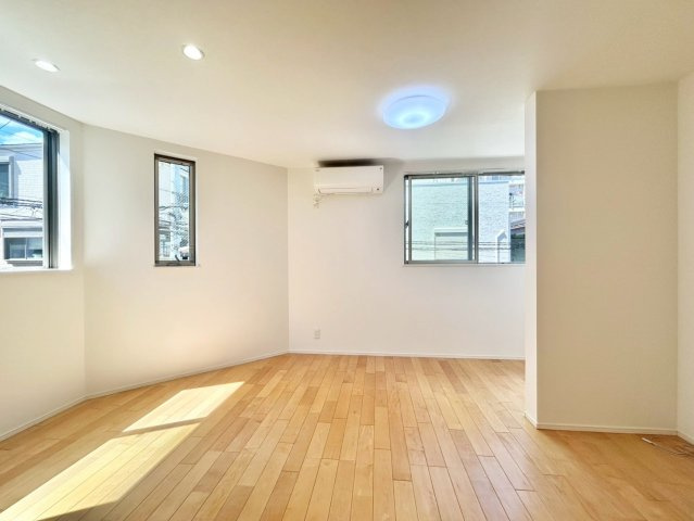 荒川区東日暮里3丁目　中古戸建の居間・リビング|窓を多く設けているので陽当たり・通風良好です！

ご内見希望・資料請求などお気軽にお問い合わせ下さい！
03-5990-5201