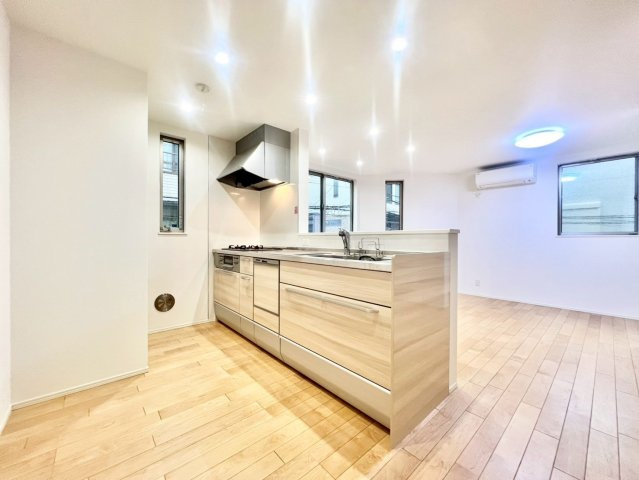 荒川区東日暮里3丁目　中古戸建のキッチン|ビルトインタイプの食洗機付き！家事の時間と、手洗いに比べて使用水量も軽減します！
2025.09.11撮影

ご内見希望・資料請求などお気軽にお問い合わせ下さい！
03-5990-5201