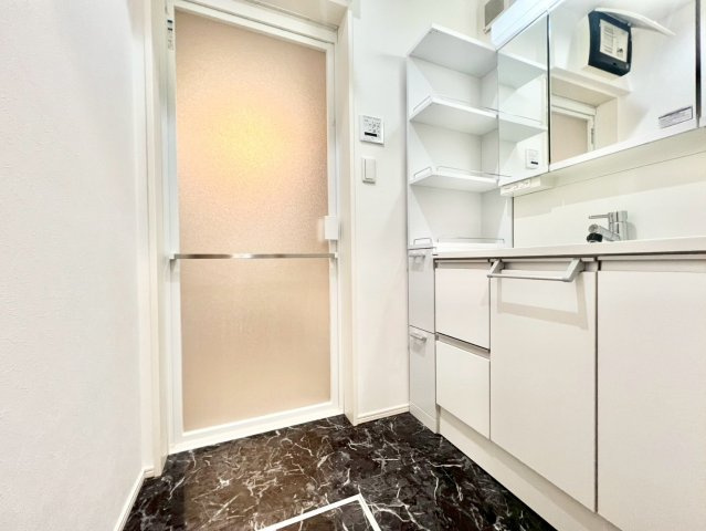 荒川区東日暮里3丁目　中古戸建の独立洗面台|洗面室には収納付き！バスタオルや洗剤を入れたり、使い方はアイデア次第。
2025.09.11撮影

ご内見希望・資料請求などお気軽にお問い合わせ下さい！
03-5990-5201