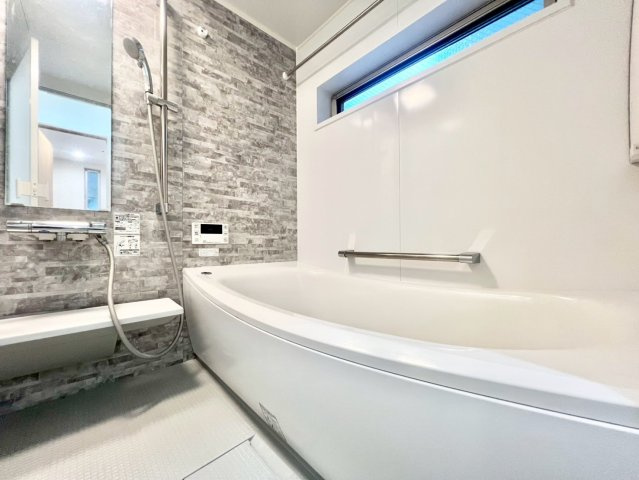 荒川区東日暮里3丁目　中古戸建の浴室|浴室乾燥機付きのため、雨の日の洗濯物干しやカビの予防にも役立ちます。
2025.09.11撮影

ご内見希望・資料請求などお気軽にお問い合わせ下さい！
03-5990-5201