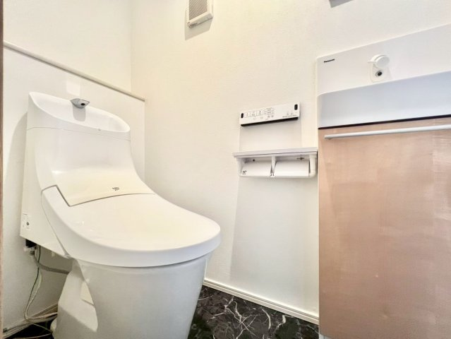 荒川区東日暮里3丁目　中古戸建のトイレ|トイレは2ヶ所に設置しているため、来客時にも気兼ねなく使えます！
2025.09.11撮影

ご内見希望・資料請求などお気軽にお問い合わせ下さい！
03-5990-5201