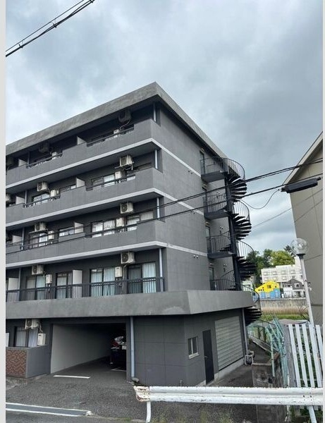 イーズ南春日丘のエントランス
