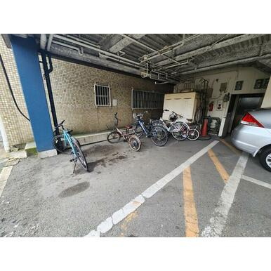 アビタションの駐車場