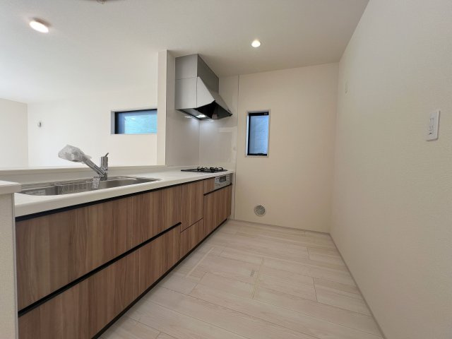 あきる野市野辺　新築戸建全2棟のキッチン|収納たっぷりのシステムキッチン☆キッチンスペースは家族並んで料理してもゆとりのある広さです！