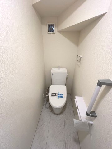 あきる野市野辺　新築戸建全2棟のトイレ|1階温水シャワートイレ