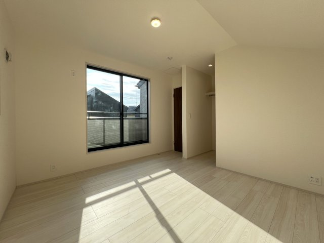 あきる野市野辺　新築戸建全2棟の洋室|7.25帖！バルコニーに面した明るい室内☆
