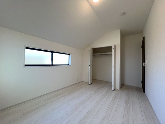 あきる野市野辺　新築戸建全2棟の洋室|6.5帖　お洋服の多いお客様にもしっかり配慮しております｡
