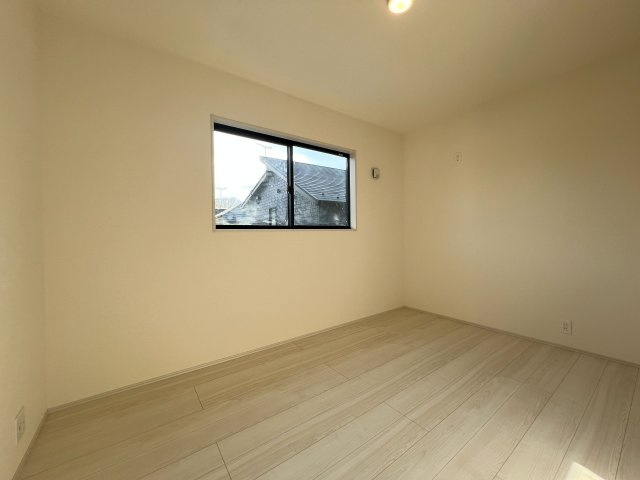 あきる野市野辺　新築戸建全2棟の洋室|6.0帖　2面採光のお部屋は陽射しがたっぷり入るので気持ちがいいですよ♪