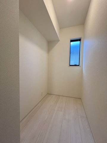 あきる野市野辺　新築戸建全2棟のその他|ストレージルーム　掃除機や災害用の備蓄品など様々な物を収納できる独立した収納室！