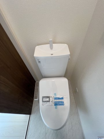 あきる野市野辺　新築戸建全2棟のトイレ|2階温水シャワートイレ