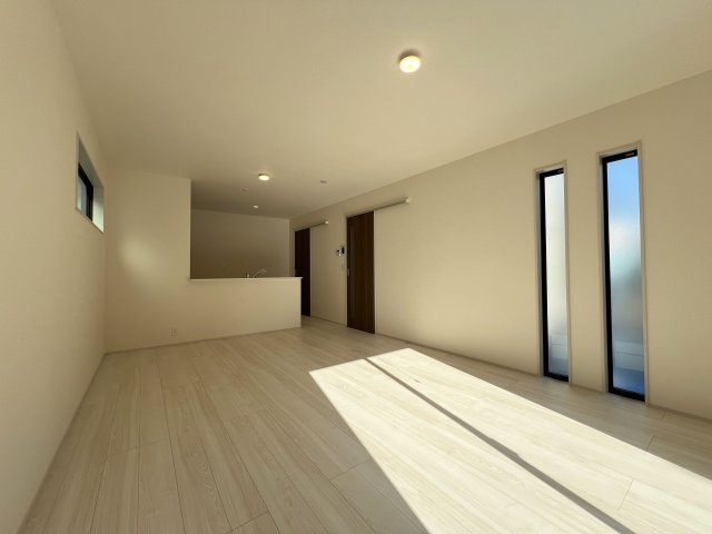 あきる野市野辺　新築戸建全2棟の居間・リビング|LDK広々17.0帖